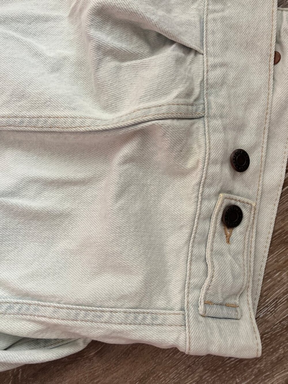 Oversized Fall Light Wash Blue Denim Jacket with Pockets!! - Picture 4 of 7